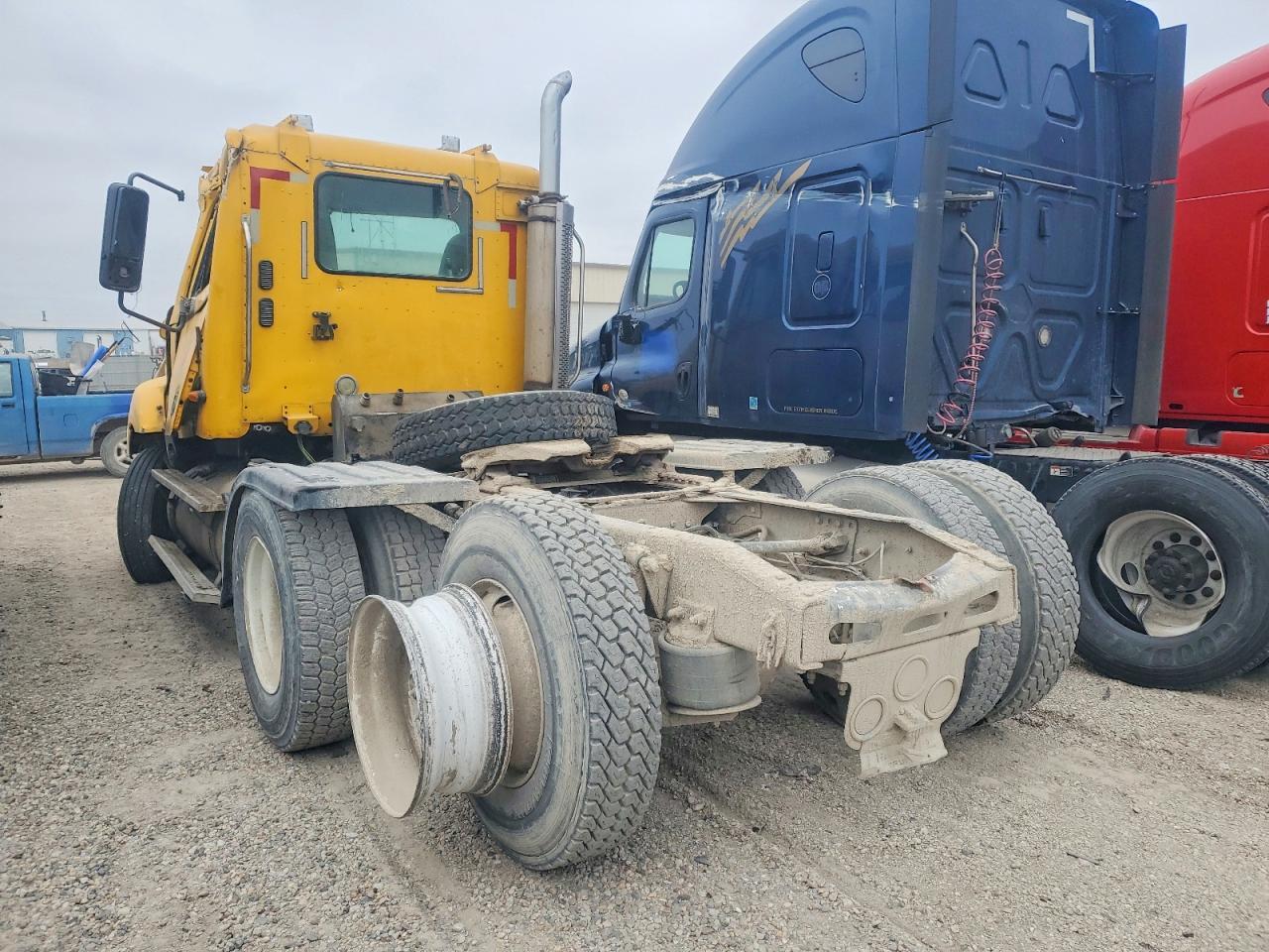 2004 Freigliner 2004 Freightliner Convention Semi Truck