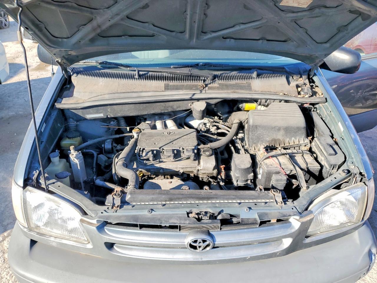 1998 Toyota Sienna le