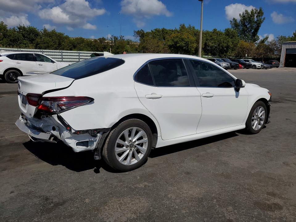 2024 Toyota Camry le