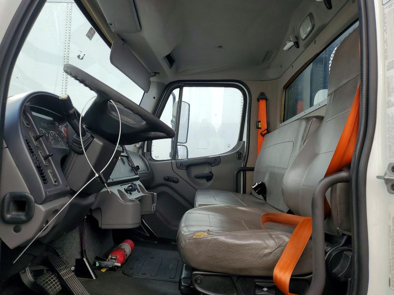 2015 Freightliner Business Class M2 Flatbed Truck