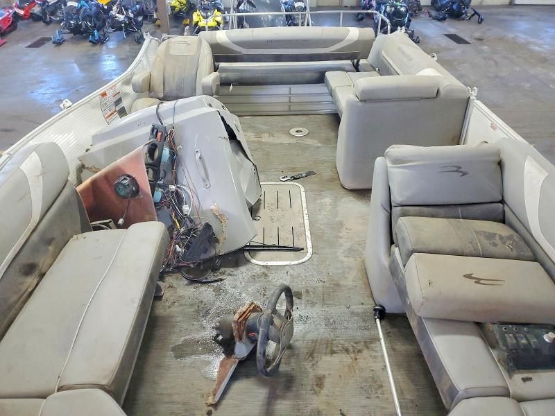 2021 Bennington Pontoon-Pontoon Boat