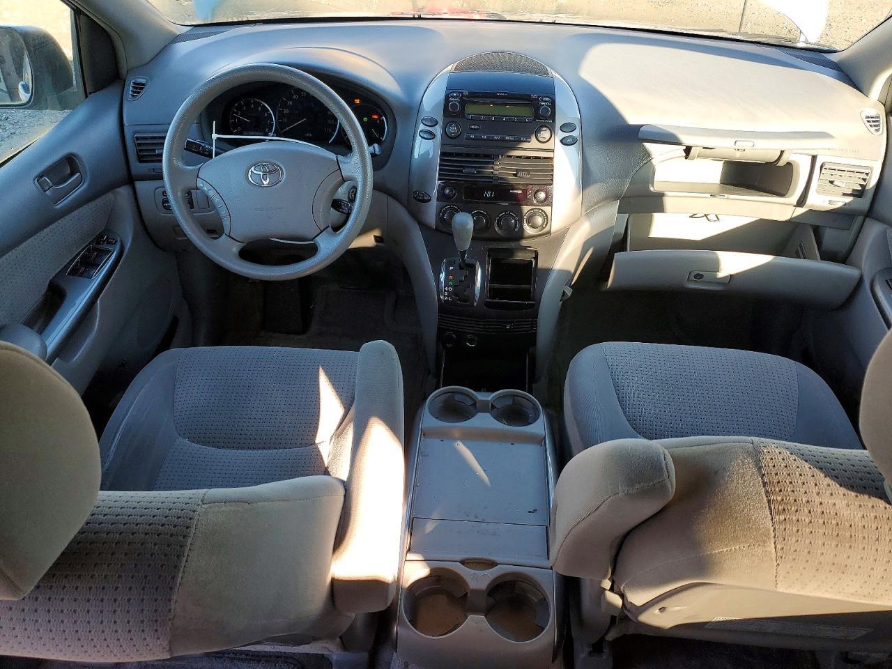 2006 Toyota Sienna le 8 Passenger