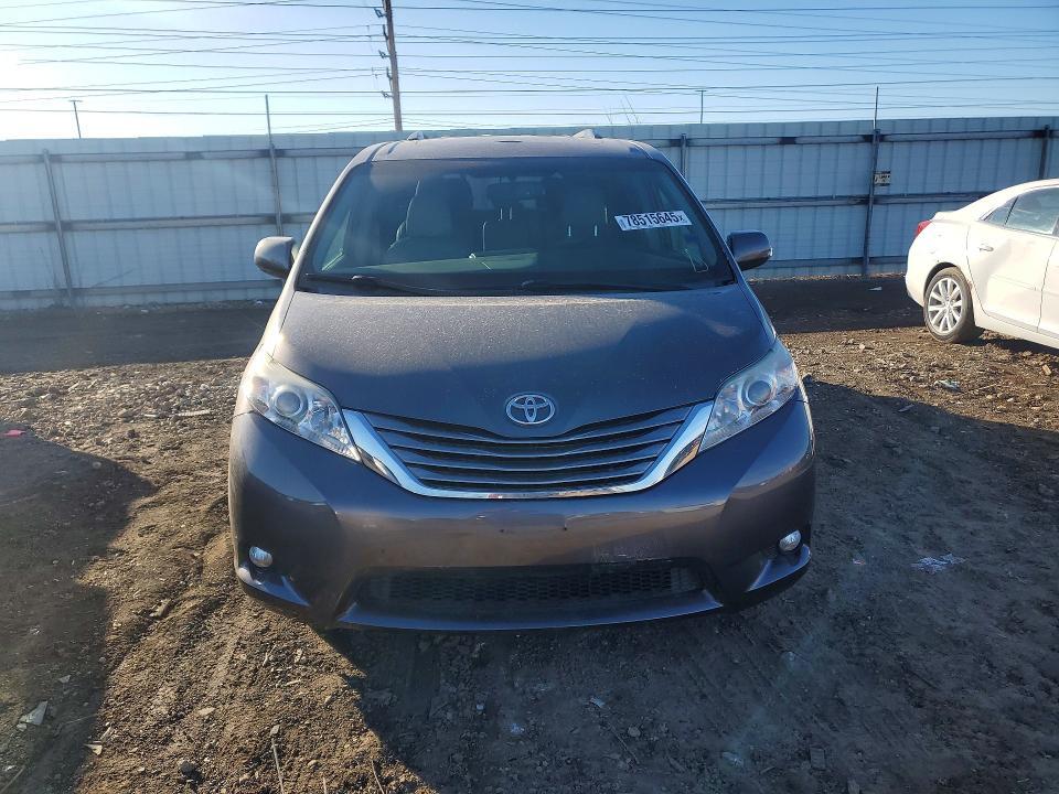 2017 Toyota Sienna xle 8-passenger