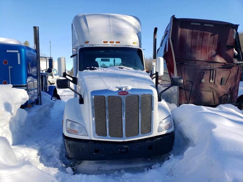 2017 Peterbilt 579 Semi Truck