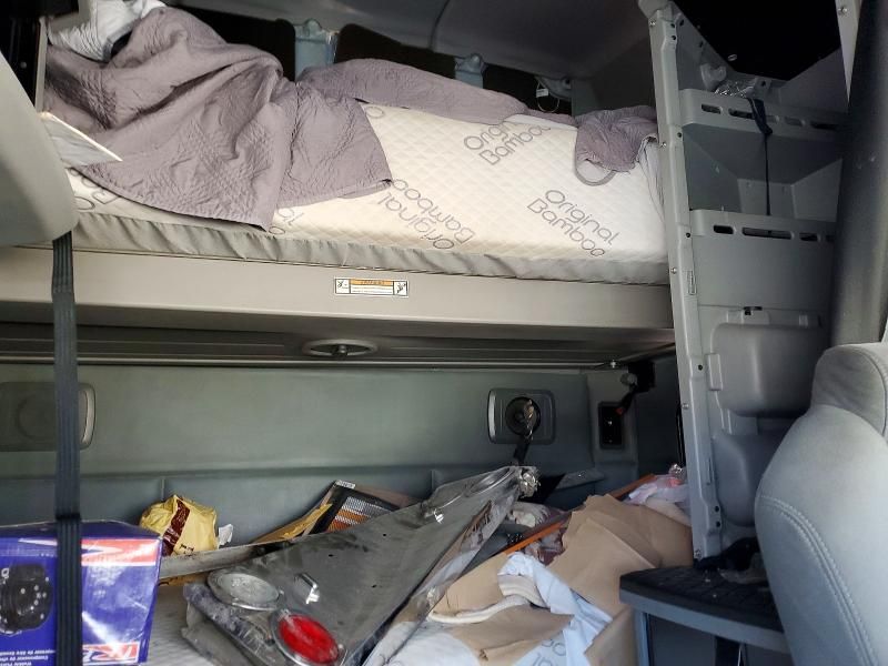 2017 Kenworth T680 Semi Truck