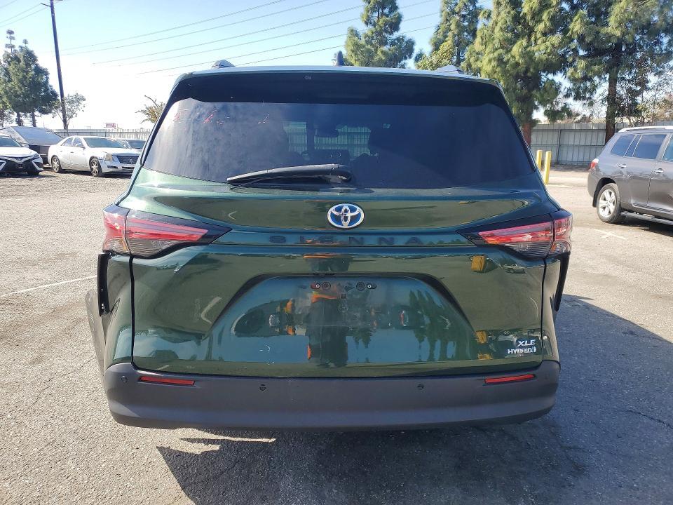 2022 Toyota Sienna xle 8-passenger