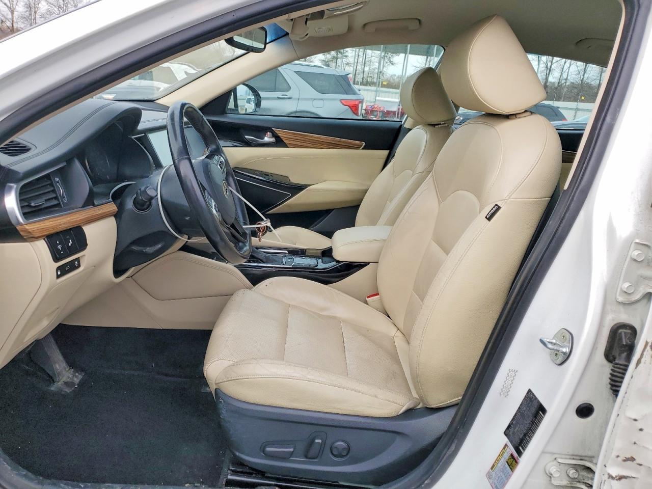 2017 KIA Cadenza Premium