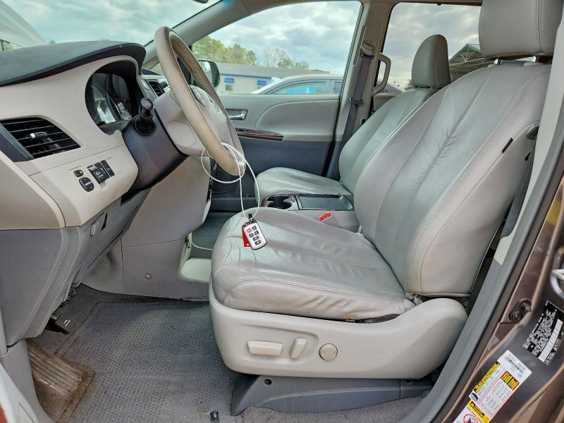 2011 Toyota Sienna xle 8-passenger
