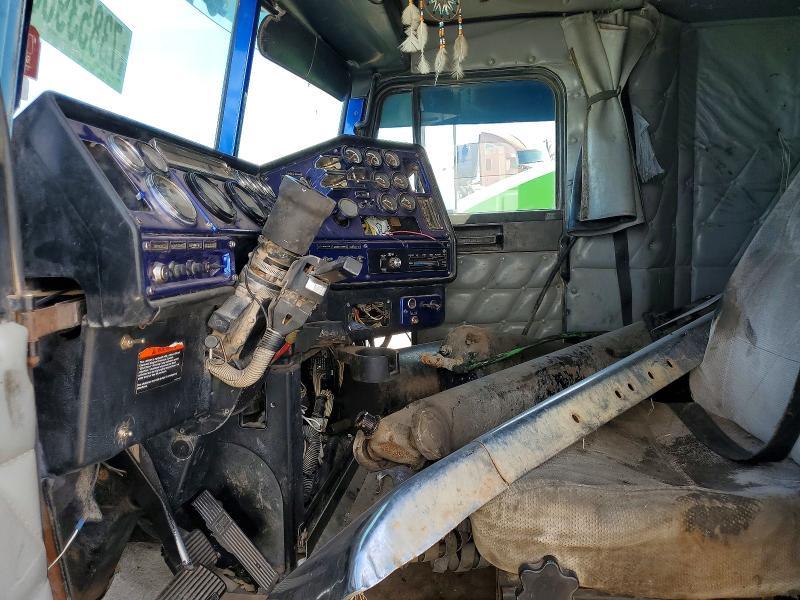 2000 Freigliner 2000 Freightliner Convention Semi Truck