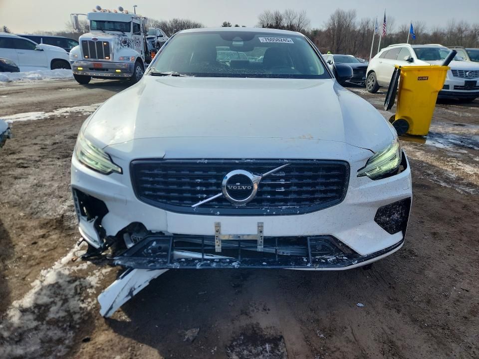 2022 Volvo S60 B5 Momentum