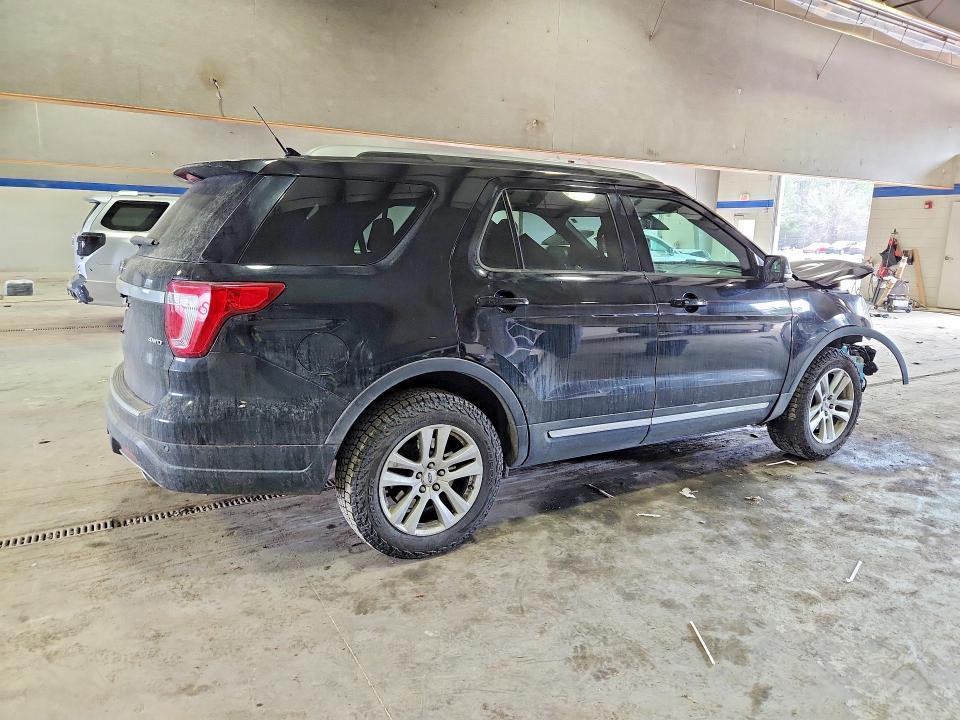 2018 Ford Explorer x