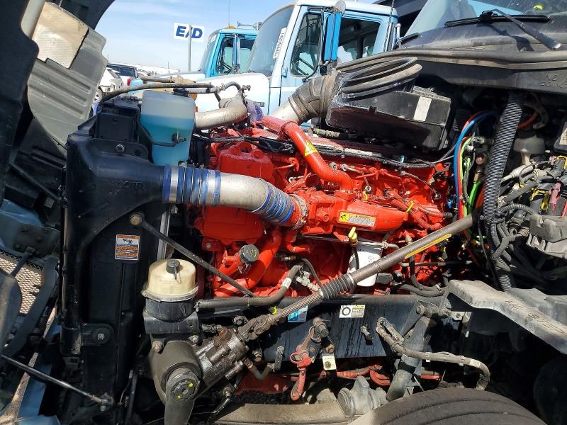 2015 Kenworth T680 Semi Truck