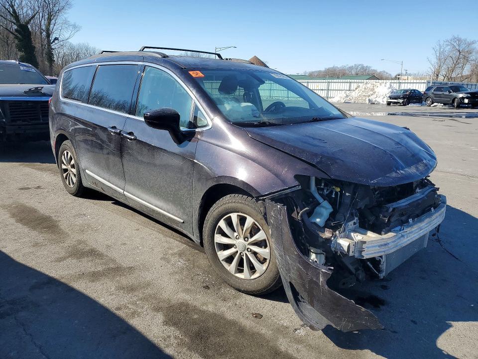 2017 Chrysler Pacifica Touring l