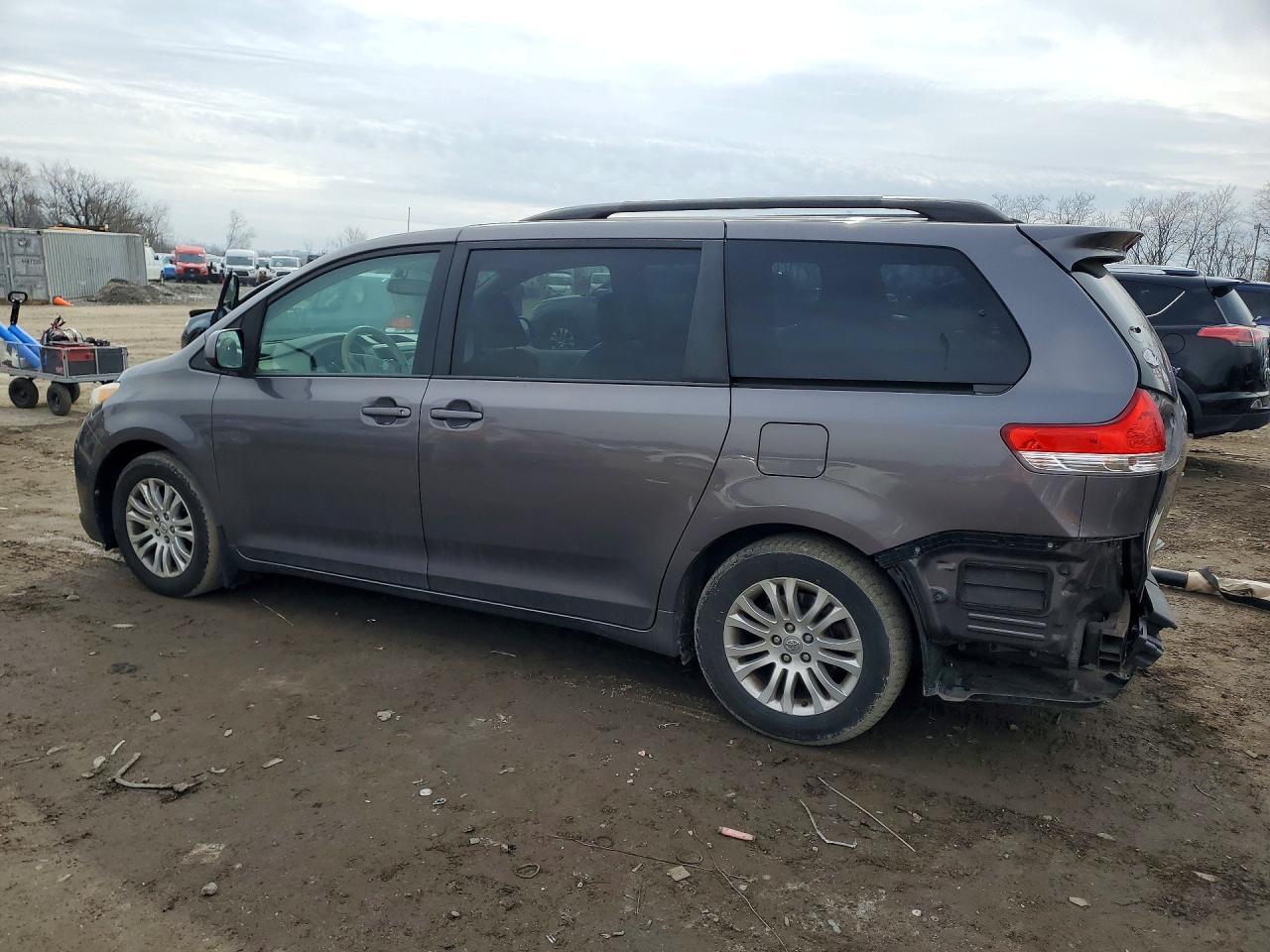 2014 Toyota Sienna xle 8-passenger