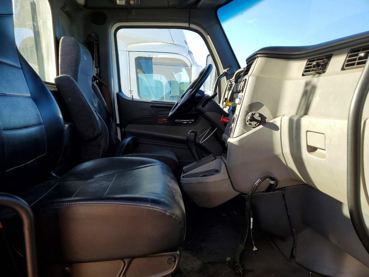 2016 Peterbilt 579 Semi Truck