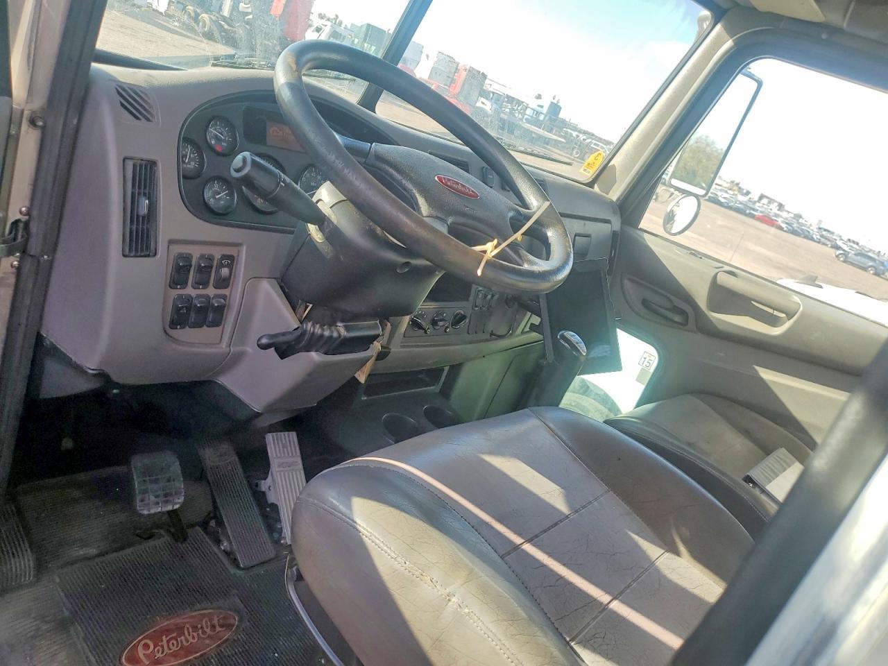 2013 Ptrb 2013 Peterbilt 348 Flatbed Truck