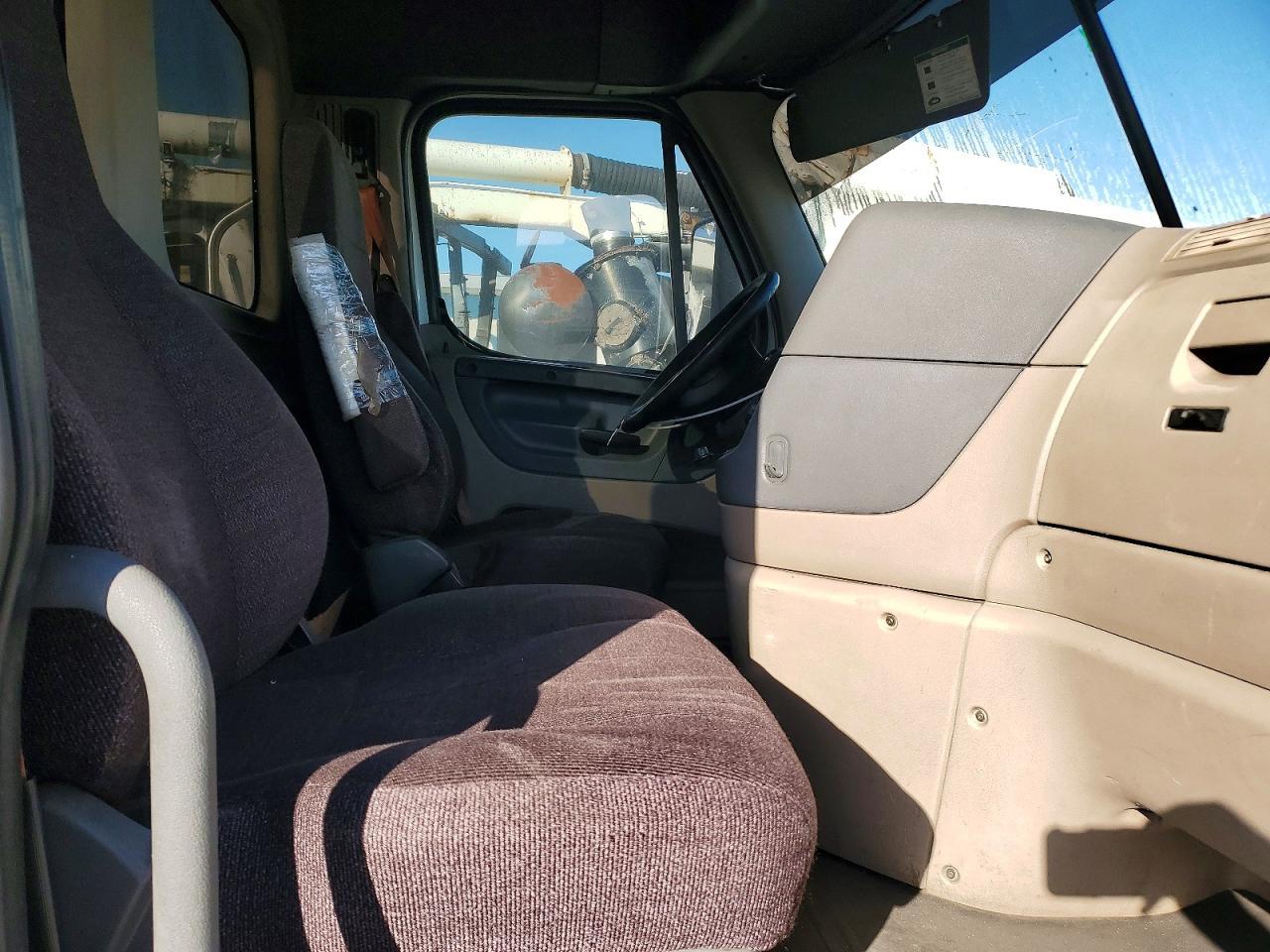 2016 Freightliner Cascadia 125 Semi Truck