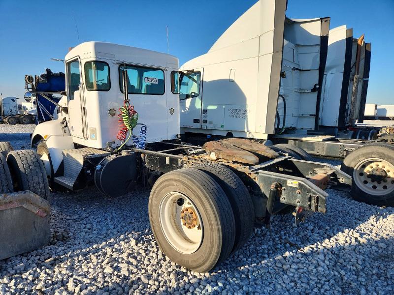 2016 Kenworth T300 Semi Truck