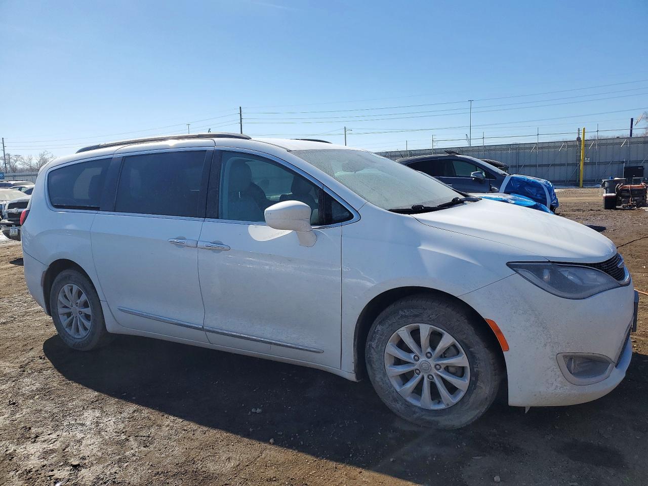 2017 Chrysler Pacifica Touring l