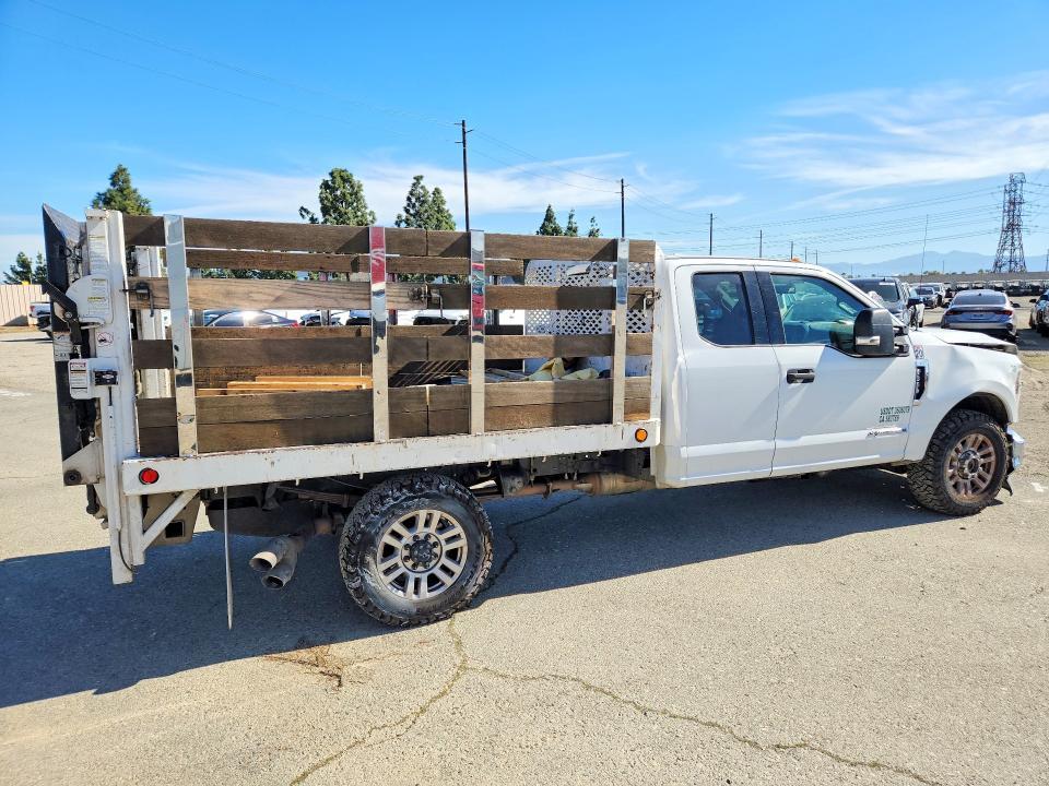 2018 Ford F350 Super Duty Flatbed Truck