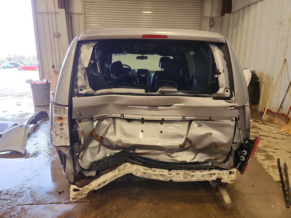 2014 Chrysler Town & Country s