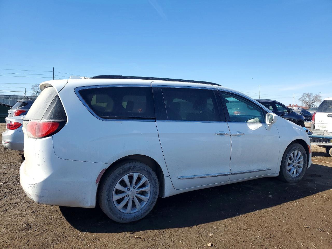 2017 Chrysler Pacifica Touring l