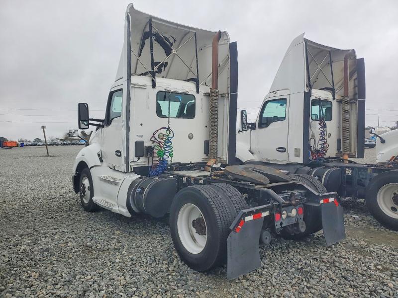 2015 Kenworth T680 Semi Truck
