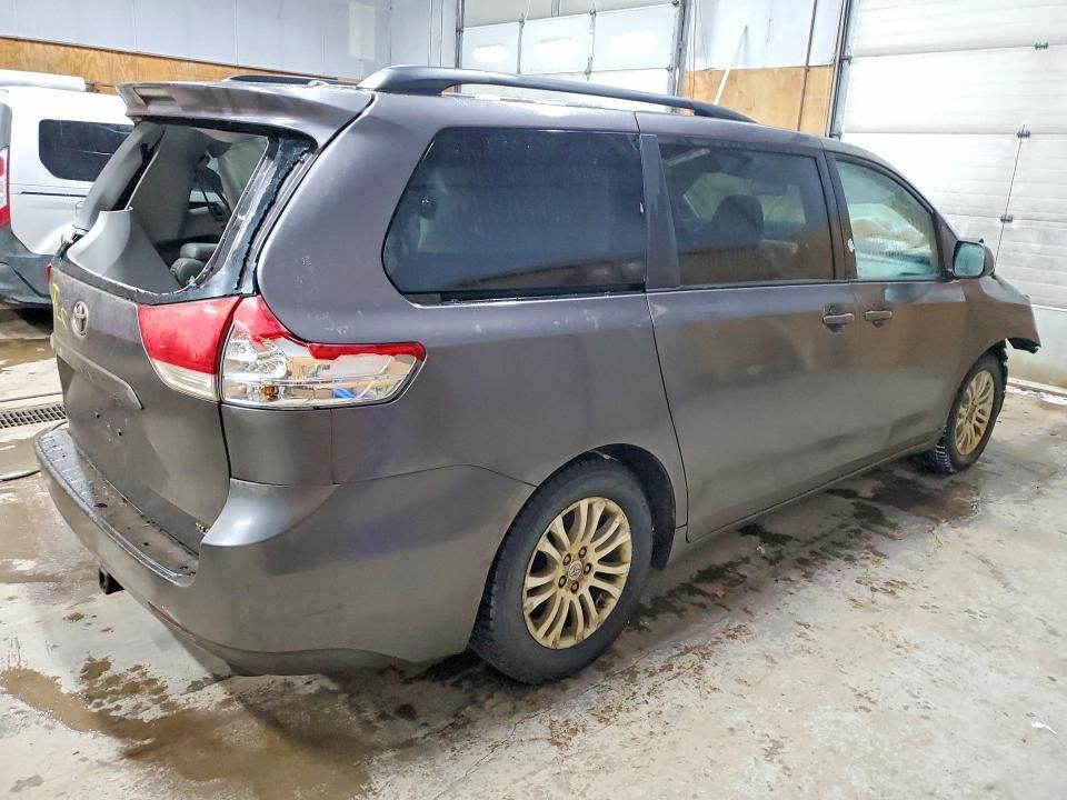 2013 Toyota Sienna xle 8-passenger