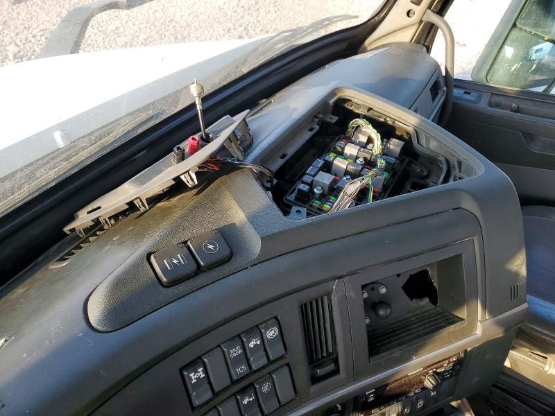 2020 Volvo Vnr Semi Truck