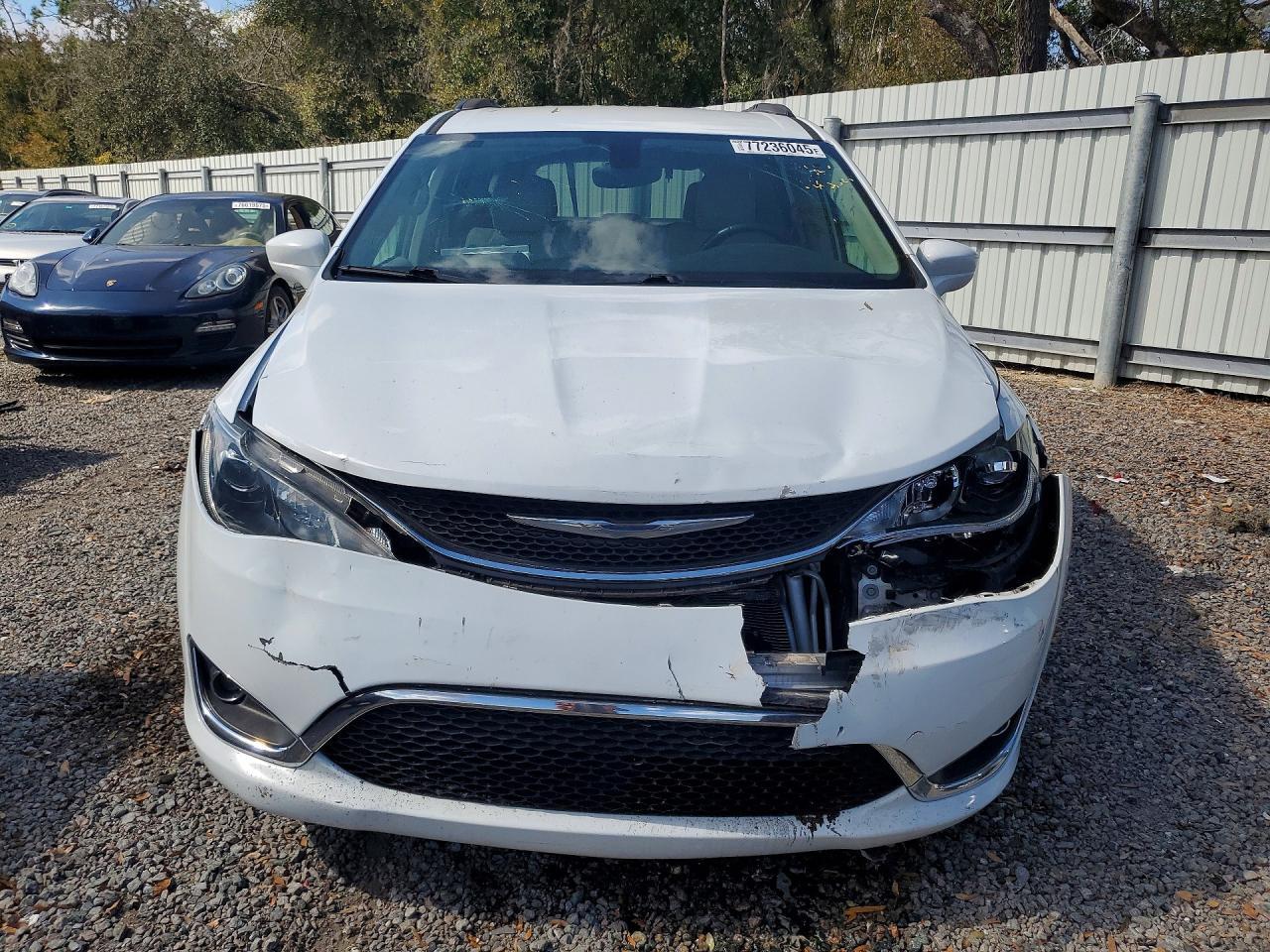 2017 Chrysler Pacifica Touring l