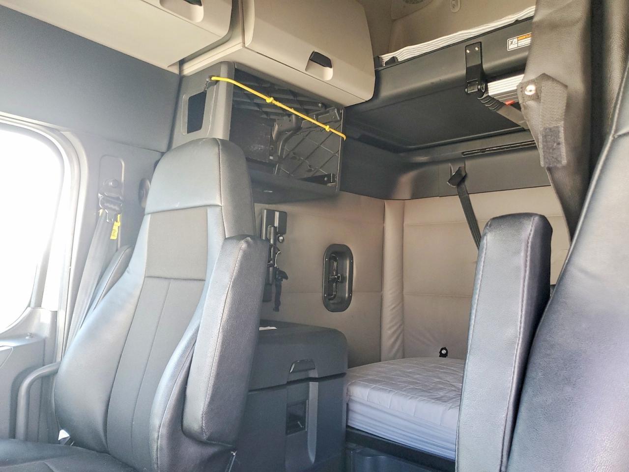 2019 Freightliner Cascadia 126 Semi Truck