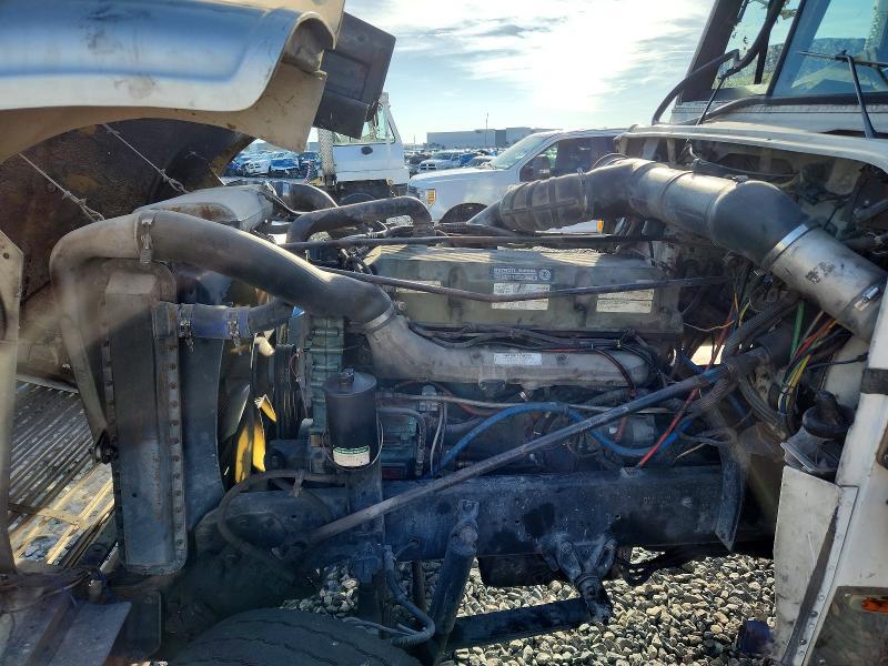 2001 Freigliner 2001 Freightliner FLD132 Semi Truck