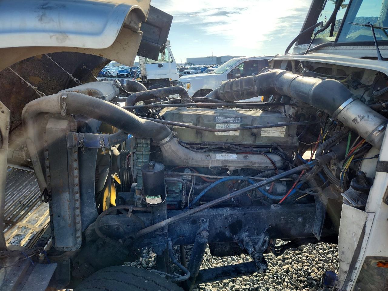 2001 Freigliner 2001 Freightliner FLD132 Semi Truck