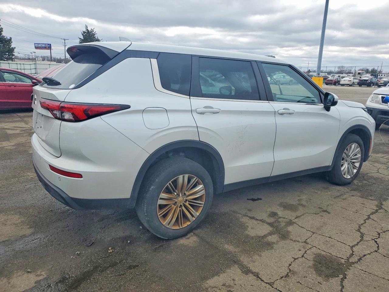 2023 Mitsubishi Outlander es