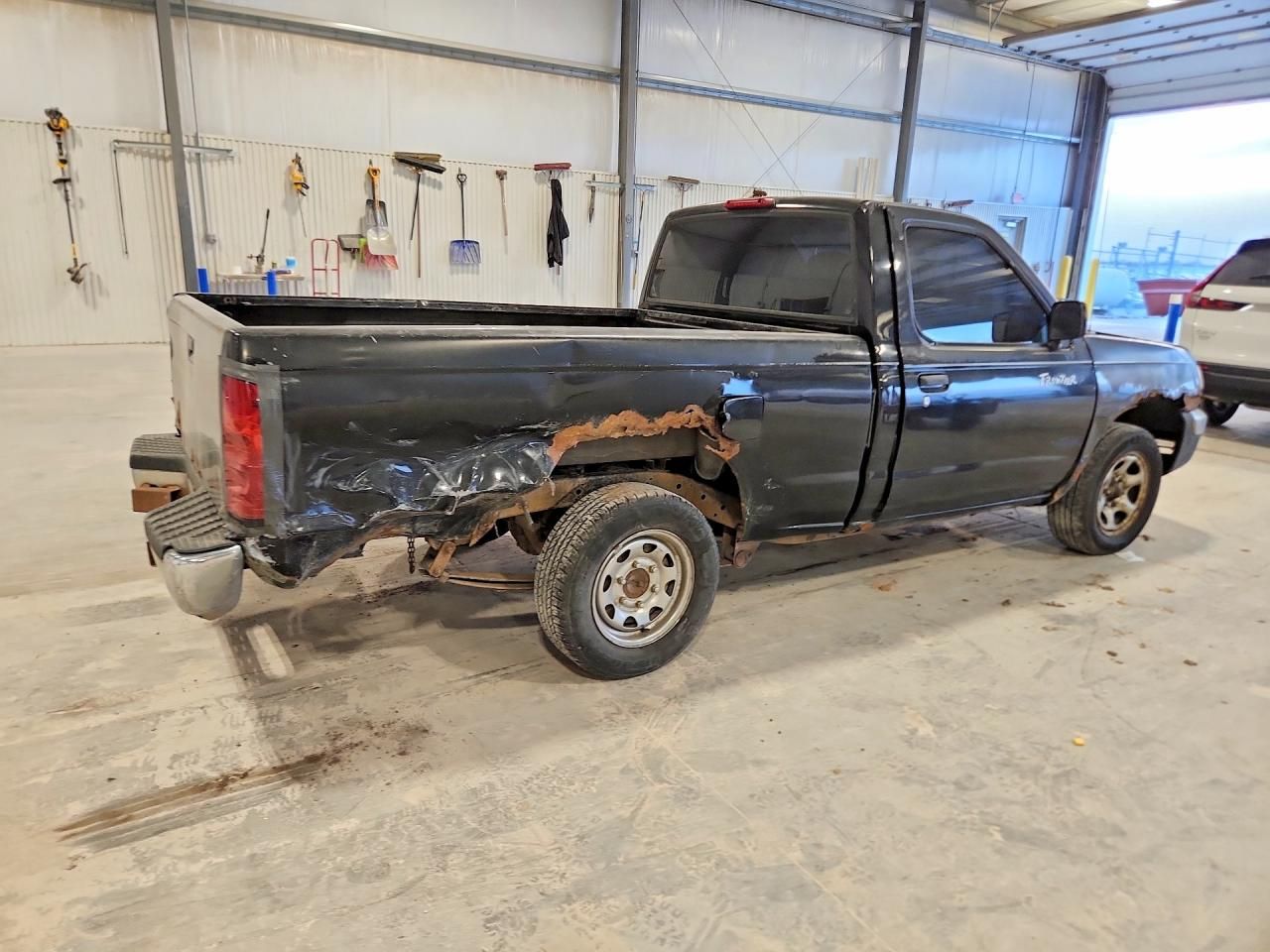 2000 Nissan Frontier xe