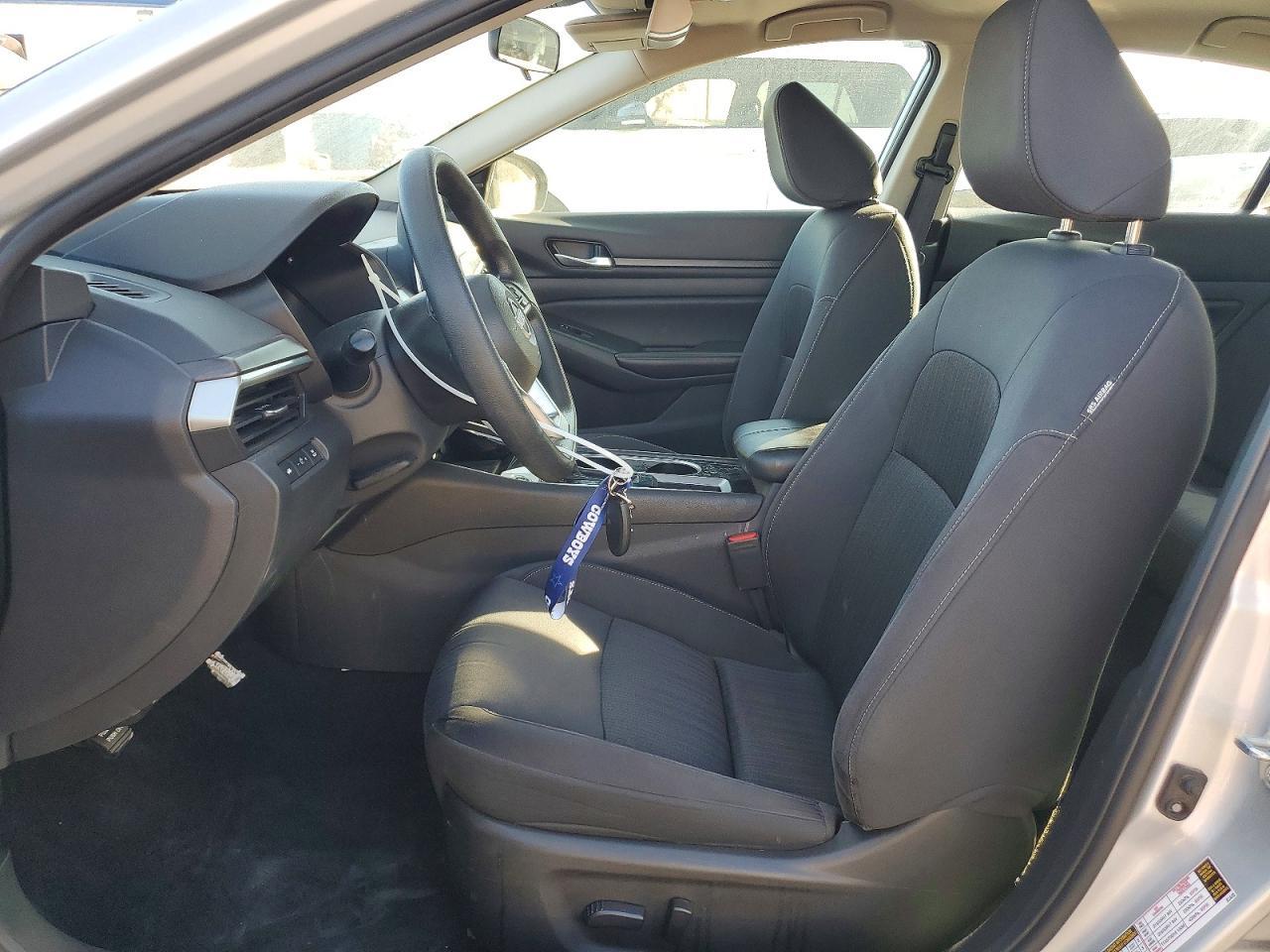 2024 Niss Altima sv