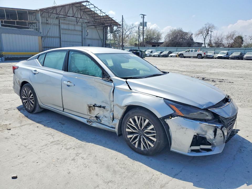 2023 Niss Altima
