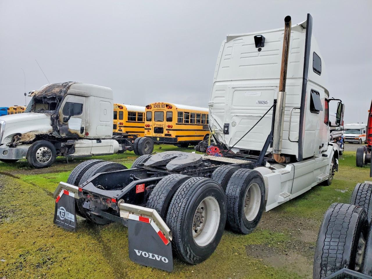 2017 Volvo VNL Semi Truck