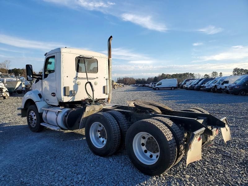 2017 Kenworth T880 Semi Truck