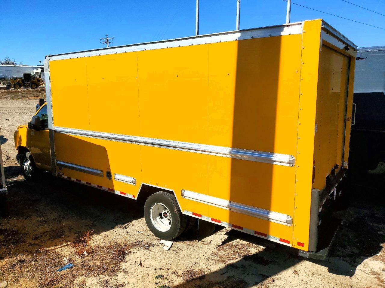 2022 GMC Savana CUT-BOX Truck