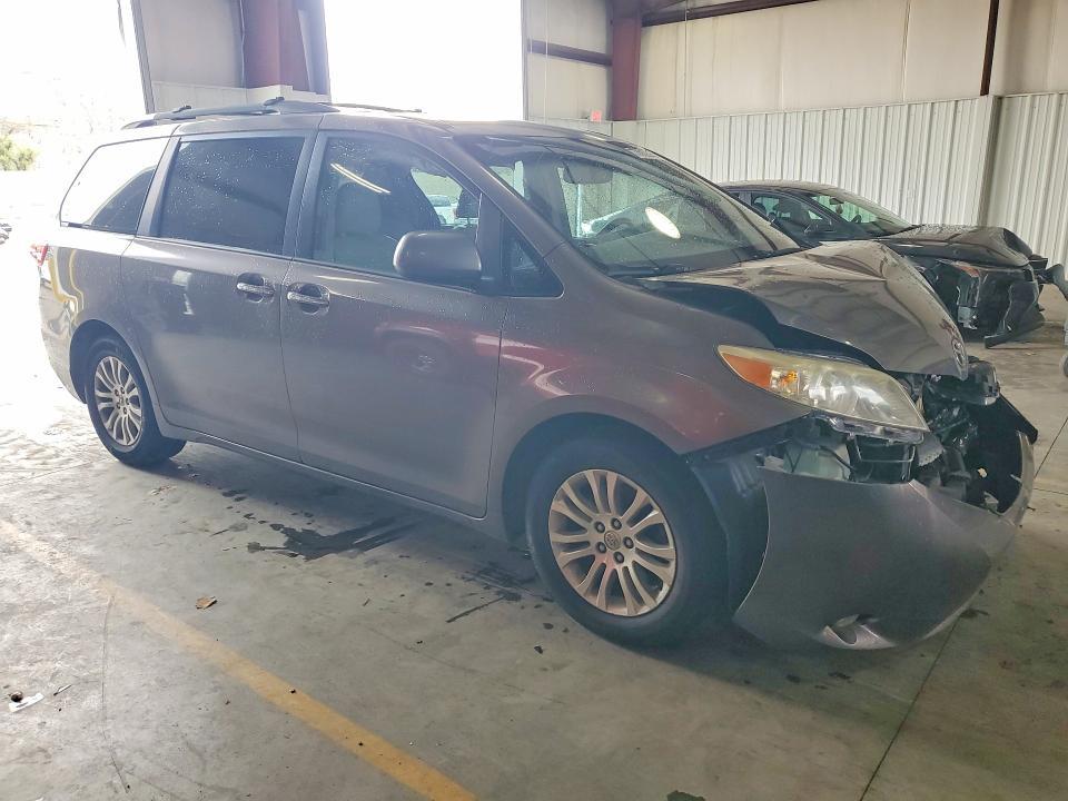 2015 Toyota Sienna xle Premium 8-passenger