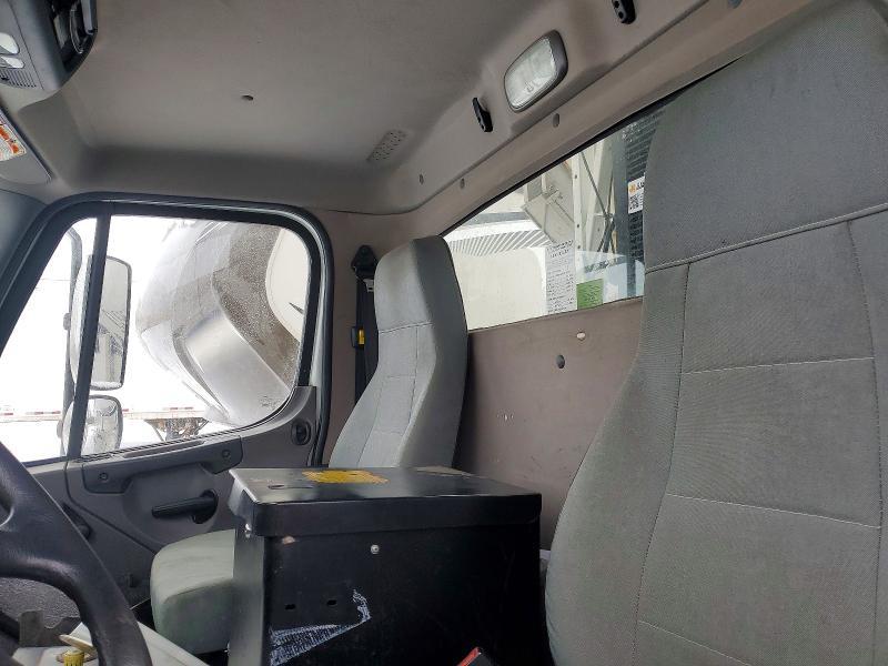 2015 Freigliner 2015 Freightliner Business Class M2 Cable Placer b