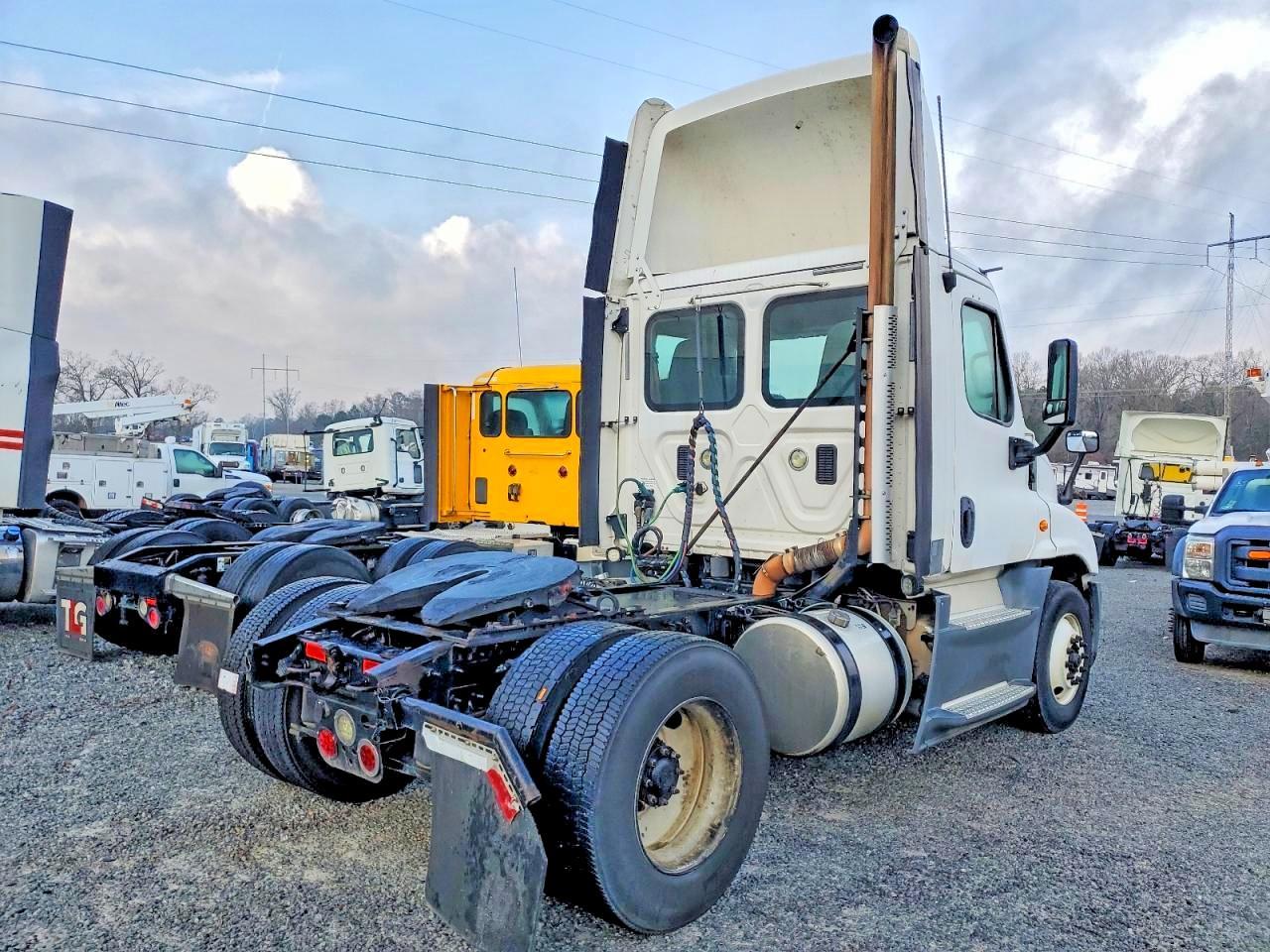 2016 Freightliner Cascadia 125 Semi Truck