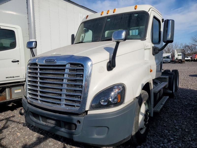 2015 Freightliner Cascadia Semi Truck