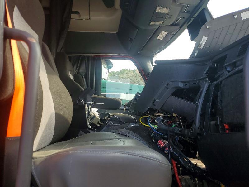 2020 Freigliner 2020 Freightliner Cascadia 126 Semi Truck
