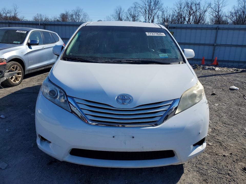 2017 Toyota Sienna le 8 Passenger