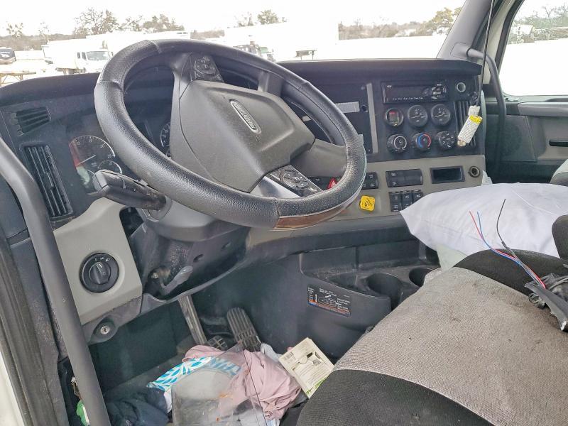 2020 Freightliner Cascadia 126