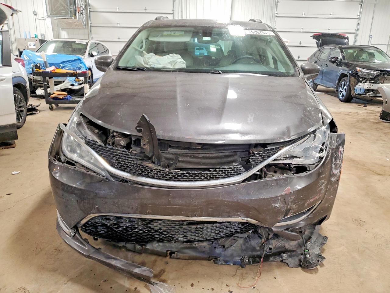 2017 Chrysler Pacifica Touring l