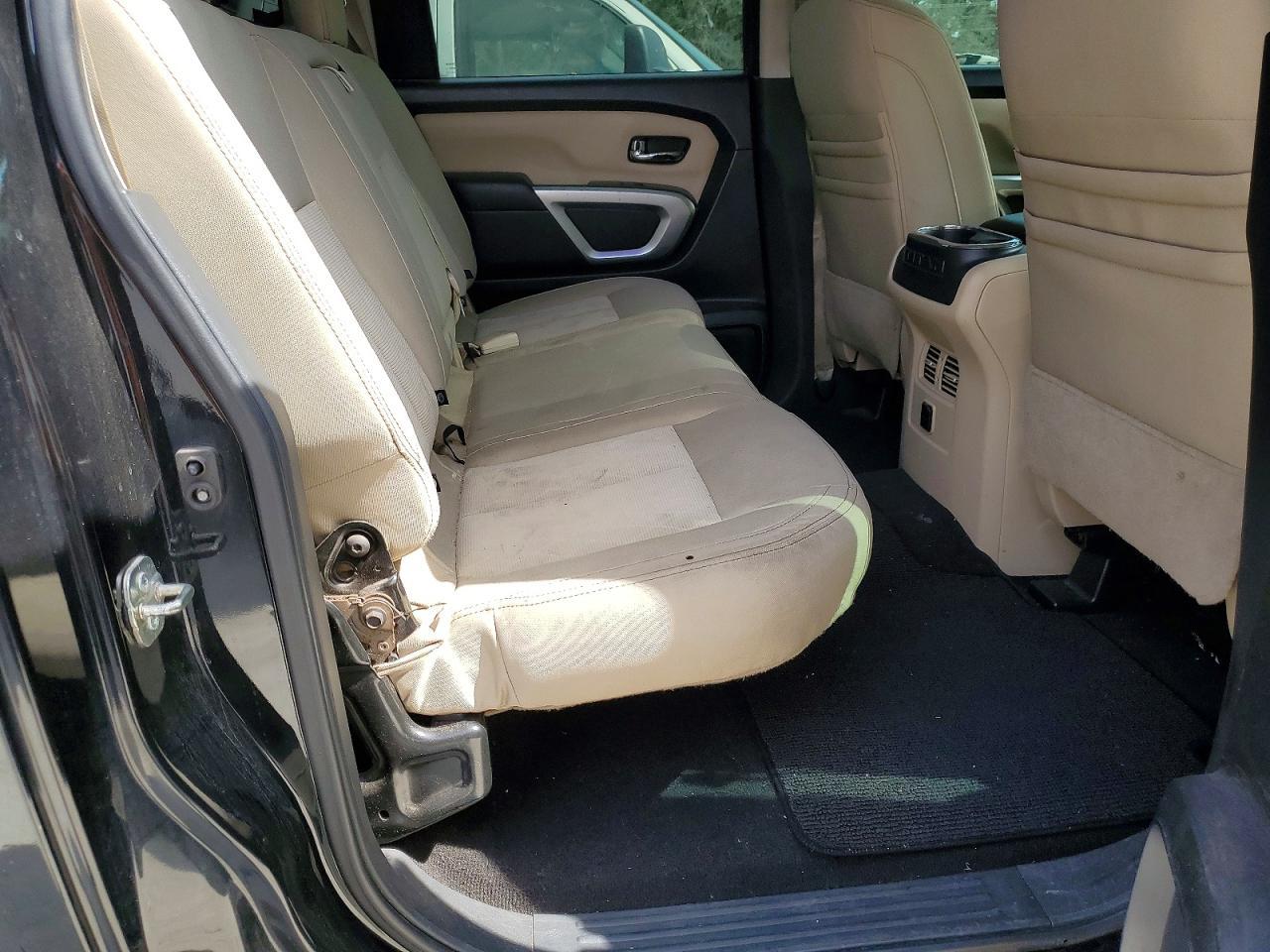 2017 Nissan Titan SV