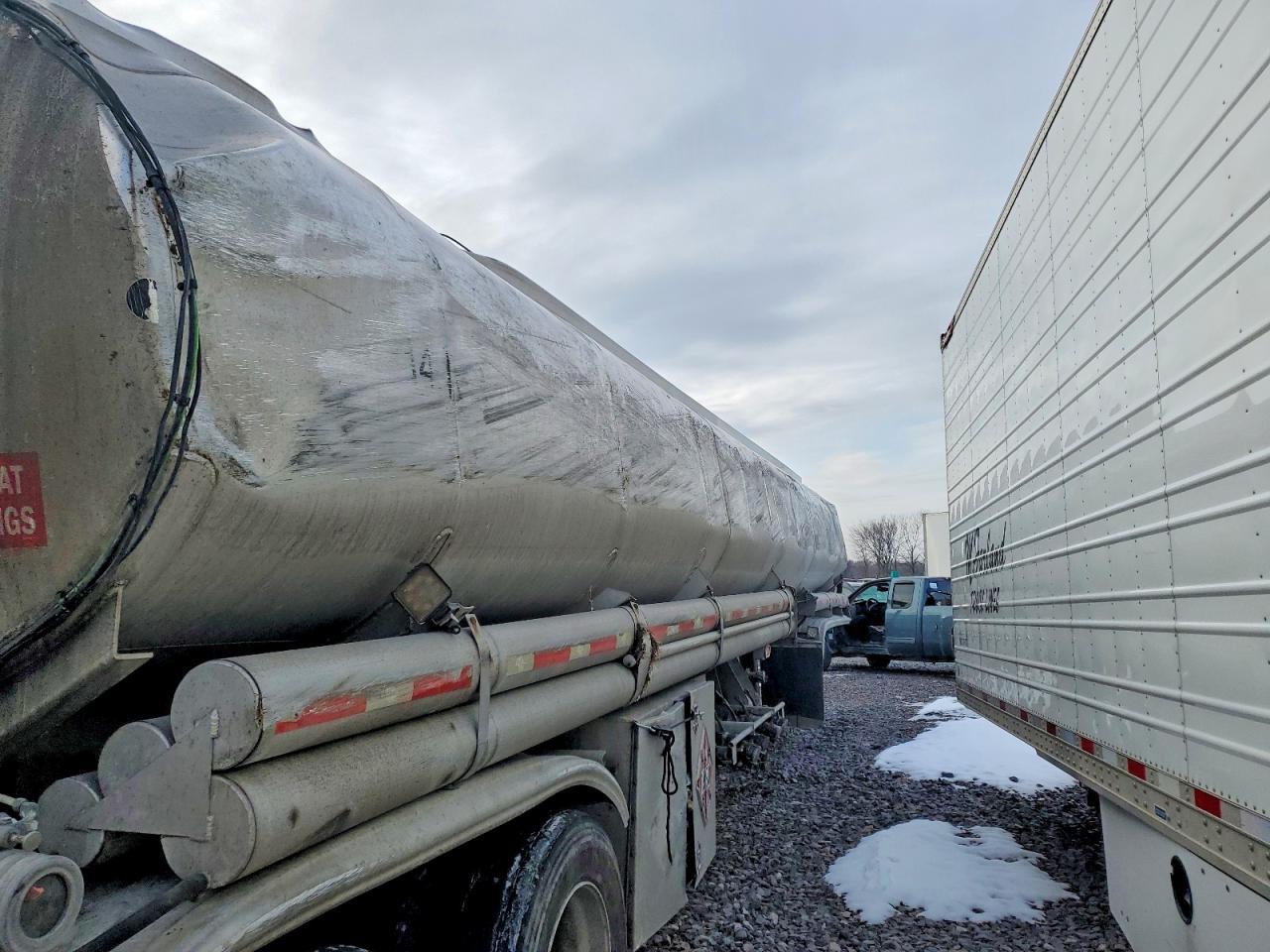 2011 LBT TAG-HA2-EDT9500X4DB Fuel Tank Trailer